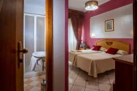 Łóżko lub łóżka w pokoju w obiekcie Hotel Savoia Sorrento