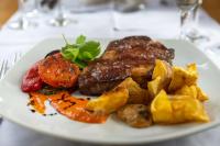 een bord met vleesaardappelen en groenten bij Hotel del Bosque in Pinamar