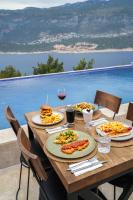 カシュにあるGümüş Yazar Hotelの木製テーブル(皿料理、ワイン1杯付)