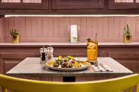 d'une table avec une assiette de nourriture au-dessus dans l'établissement The Magnolia Hotel, à Quinta do Lago