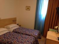 Łóżko lub łóżka w pokoju w obiekcie Hotel Johnson