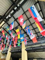 Un mucchio di bandiere appese al soffitto di un edificio di Camp Backpackers Port Barton a San Vicente