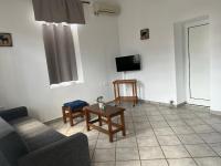 Televízia a/alebo spoločenská miestnosť v ubytovaní Athina Rooms