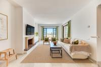 TV a/nebo společenská místnost v ubytování VACATION MARBELLA I Aldea Blanca, Luxury Duplex, Sea View, Walking Distance to Puerto Banus