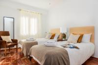 A bed or beds in a room at Genteel Home Ático Gran Capitán