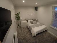 Postel nebo postele na pokoji v ubytování Essex House 3 Bedrooms Workstays UK