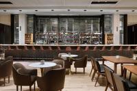 un ristorante con tavoli e sedie e un bar di The Westin Riverfront Mountain Villas, Beaver Creek Mountain ad Avon