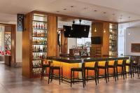 un bar con un mucchio di sgabelli in un ristorante di The Westin Riverfront Mountain Villas, Beaver Creek Mountain ad Avon