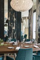 アルカションにあるThalazur Arcachon - Hôtel & Spaの大きな木製テーブル(椅子付)、シャンデリア