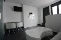 A television and/or entertainment centre at Apartamentos Torrecilla