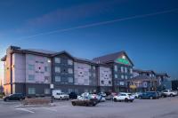 Un hotel con coches aparcados en un estacionamiento. en Sandman Hotel Oakville, en Oakville