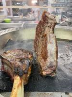 un morceau de viande cuit sur un gril dans l'établissement Laghi Della Tranquillita', à Reggello