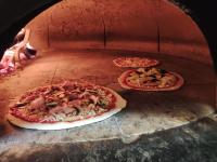 trois pizzas dans un four à briques dans l'établissement Laghi Della Tranquillita', à Reggello