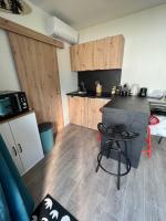 Kuchyňa alebo kuchynka v ubytovaní Charmante maison à 2 pas de la mer avec son jardin pour 2 adultes et 2 enfants