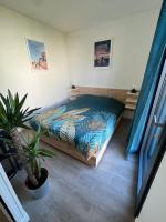 Posteľ alebo postele v izbe v ubytovaní Charmante maison à 2 pas de la mer avec son jardin pour 2 adultes et 2 enfants