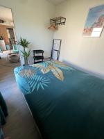 Posteľ alebo postele v izbe v ubytovaní Charmante maison à 2 pas de la mer avec son jardin pour 2 adultes et 2 enfants