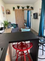 Televízia a/alebo spoločenská miestnosť v ubytovaní Charmante maison à 2 pas de la mer avec son jardin pour 2 adultes et 2 enfants