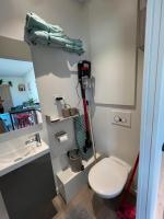 Kúpeľňa v ubytovaní Charmante maison à 2 pas de la mer avec son jardin pour 2 adultes et 2 enfants