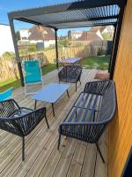 Balkón alebo terasa v ubytovaní Charmante maison à 2 pas de la mer avec son jardin pour 2 adultes et 2 enfants