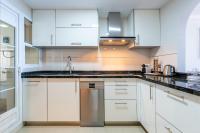 Kuchyňa alebo kuchynka v ubytovaní Neptuno Malaga Apartamento de Lujo