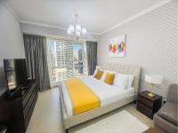 Postel nebo postele na pokoji v ubytování Cosmos Living Modern Studio Near Dubai Marina