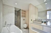 A bathroom at Luxurious flat/3bedrooms/Amazing view/EffeilTower