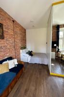 Posteľ alebo postele v izbe v ubytovaní Lofts Cracow Apartments - City Center