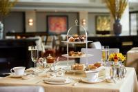 伊斯坦布尔The Peninsula Istanbul的桌子上摆着糕点盘