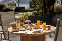 伊斯坦布尔The Peninsula Istanbul的一张木桌,上面有食物和饮料