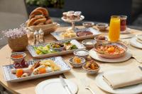 伊斯坦布尔The Peninsula Istanbul的桌子上摆着许多盘子食物