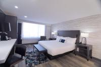 Ein Bett oder Betten in einem Zimmer der Unterkunft Treasure Bay Casino &amp; Hotel-Adults Age 21 and Above