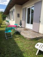 una terraza con mesa y sillas frente a una casa en Charmant séjour à Andernos, en Andernos-les-Bains