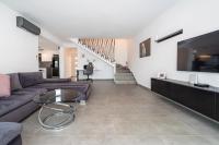 Televízia a/alebo spoločenská miestnosť v ubytovaní Luxury Villa Noemi