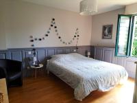 Łóżko lub łóżka w pokoju w obiekcie Maison cosy à Saint-Méloir-des-Ondes avec jardin privé