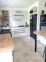 Kuchnia lub aneks kuchenny w obiekcie Maison cosy à Saint-Méloir-des-Ondes avec jardin privé