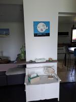 Telewizja i/lub zestaw kina domowego w obiekcie Maison cosy à Saint-Méloir-des-Ondes avec jardin privé