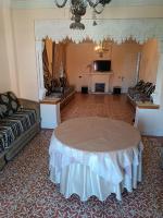 una sala de estar con una mesa en el centro de una habitación en Céntrico cardenal cisneros 7 3d sin ascensor, en Melilla