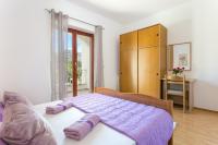 Postel nebo postele na pokoji v ubytování Apartment Okrug Gornji 9693a