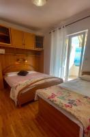 Posteľ alebo postele v izbe v ubytovaní Apartments by the sea Cove Mulobedanj, Pag - 6275