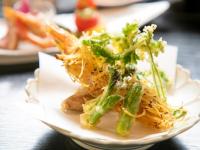 ホテルの敷地内または近くでの食事または食べ物