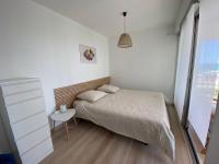 Een bed of bedden in een kamer bij Appartement Le Barcar&egrave;s, 2 pi&egrave;ces, 2 personnes - FR-1-81-567