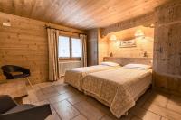Łóżko lub łóżka w pokoju w obiekcie La Ferme du Var