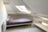 En eller flere senge i et v&aelig;relse p&aring; Nice spacious and bright apartment in Arcueil