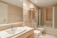 Koupelna v ubytování 1st line exclusive apt in heart of the Golden Mile