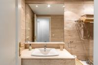 Koupelna v ubytování 1st line exclusive apt in heart of the Golden Mile