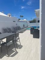 Basen w obiekcie Villa Luisa Puerto del Carmen lub w pobliżu