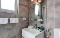 Kúpeľňa v ubytovaní 4 Bedroom Stunning Home In Pula