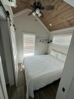 Ein Bett oder Betten in einem Zimmer der Unterkunft Gulf Shores RV Resort