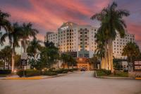 ein großes weißes Gebäude mit Palmen auf einer Straße in der Unterkunft Miccosukee Casino &amp; Resort in Miami