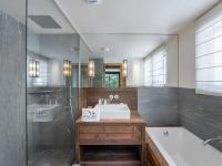 Łazienka w obiekcie Chalet de prestige avec jacuzzi, sauna et cinéma - FR-1-570-42